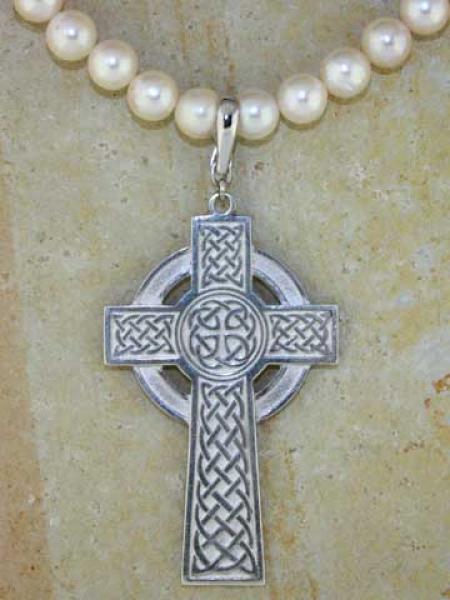 Keltisches Kreuz - Tragebeispiel an Perlenkette
